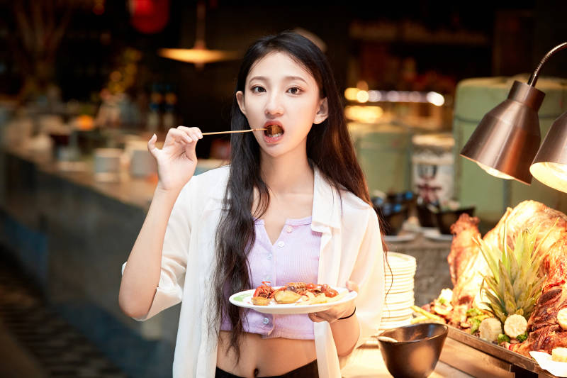 在星级酒店自助餐厅用餐的可爱中国少女图片