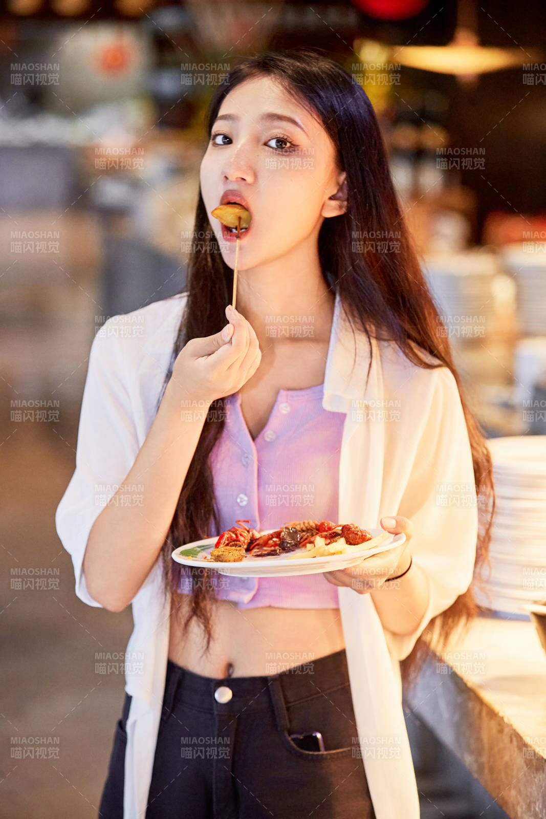 在星级酒店自助餐厅用餐的可爱中国少女图片