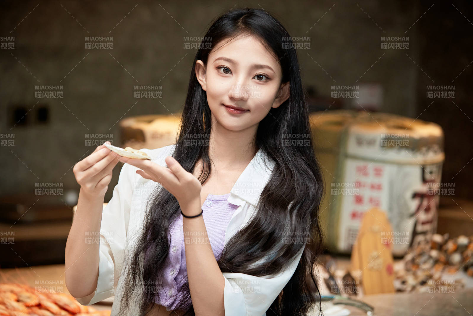 在星级酒店自助餐厅用餐的可爱中国少女图片