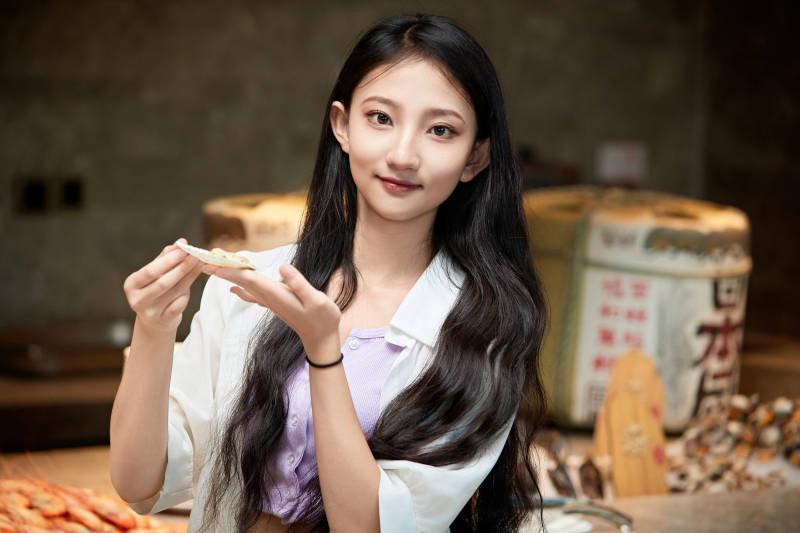 在星级酒店自助餐厅用餐的可爱中国少女图片