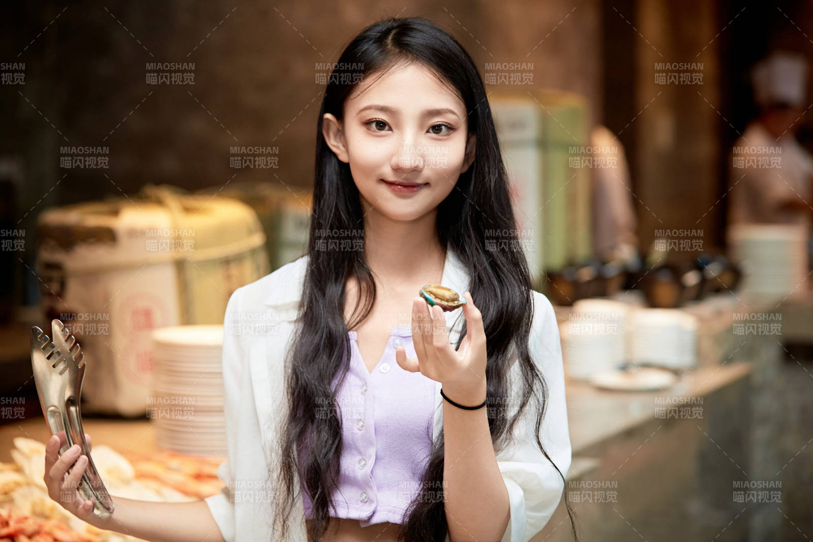 在星级酒店自助餐厅用餐的可爱中国少女图片