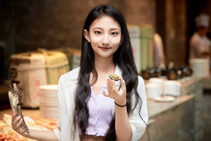 在星级酒店自助餐厅用餐的可爱中国少女图片