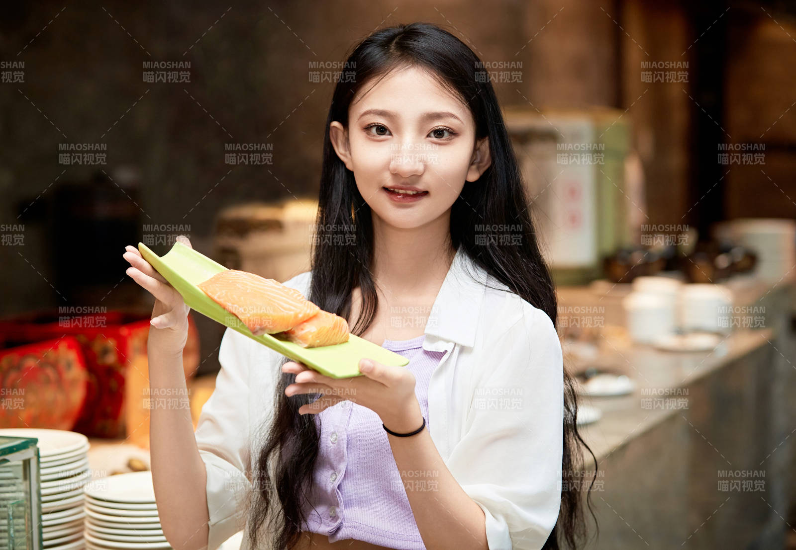 在星级酒店自助餐厅用餐的可爱中国少女图片