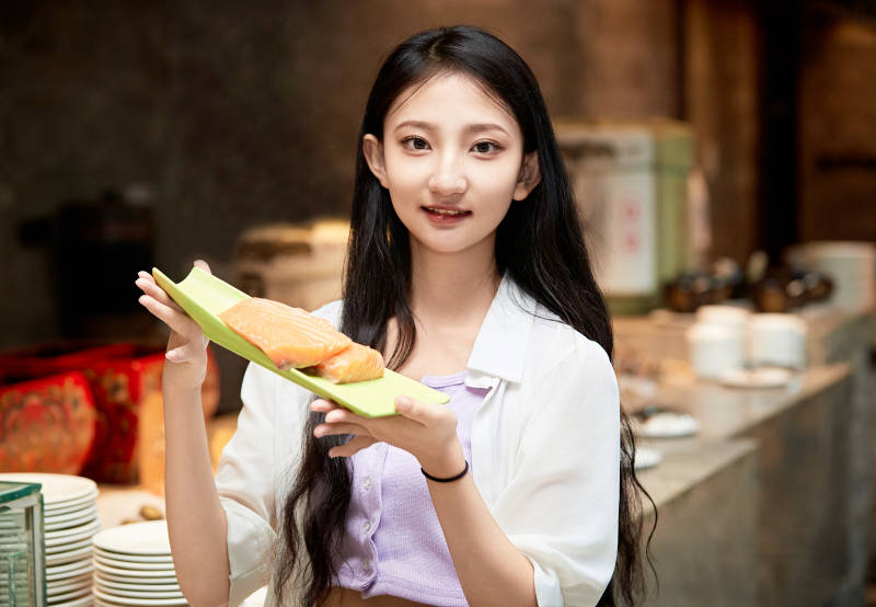 在星级酒店自助餐厅用餐的可爱中国少女图片