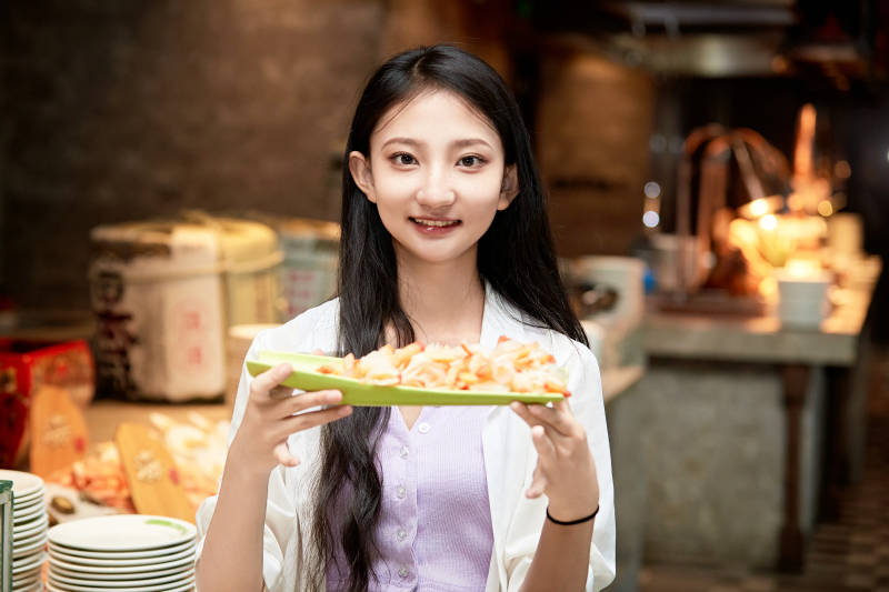 在星级酒店自助餐厅用餐的可爱中国少女图片