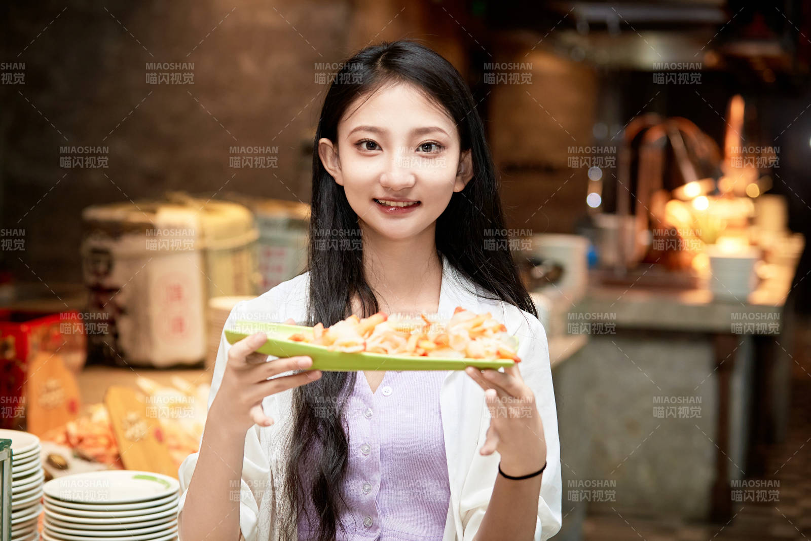 在星级酒店自助餐厅用餐的可爱中国少女图片