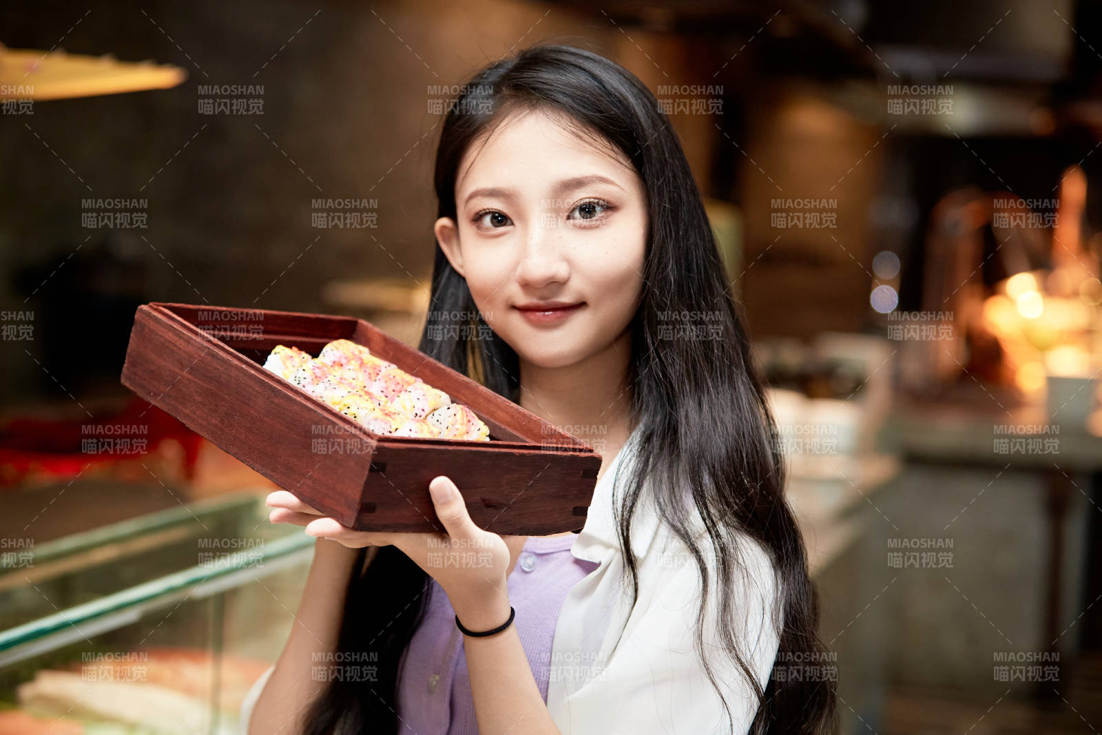 在星级酒店自助餐厅用餐的可爱中国少女图片