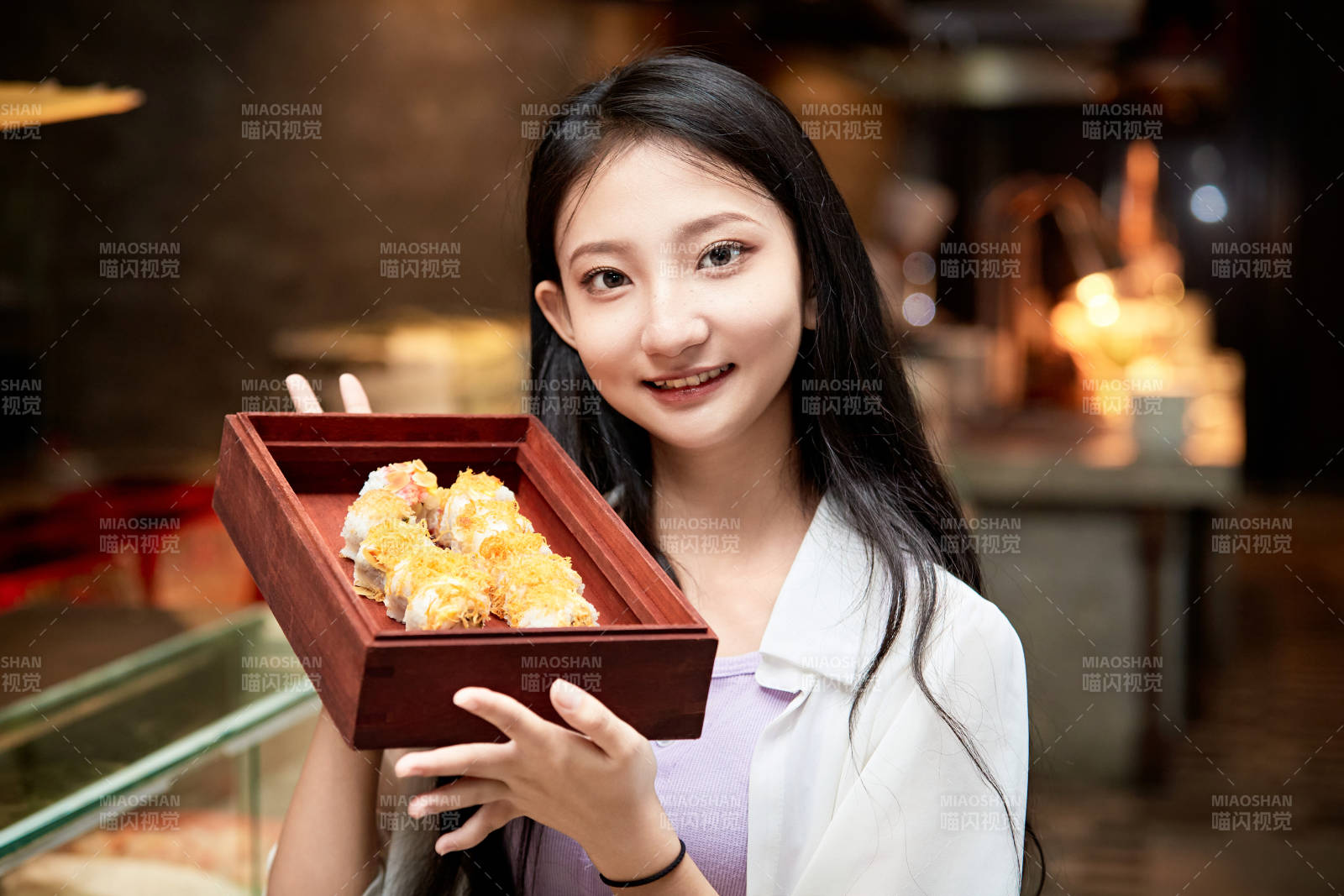 在星级酒店自助餐厅用餐的可爱中国少女图片