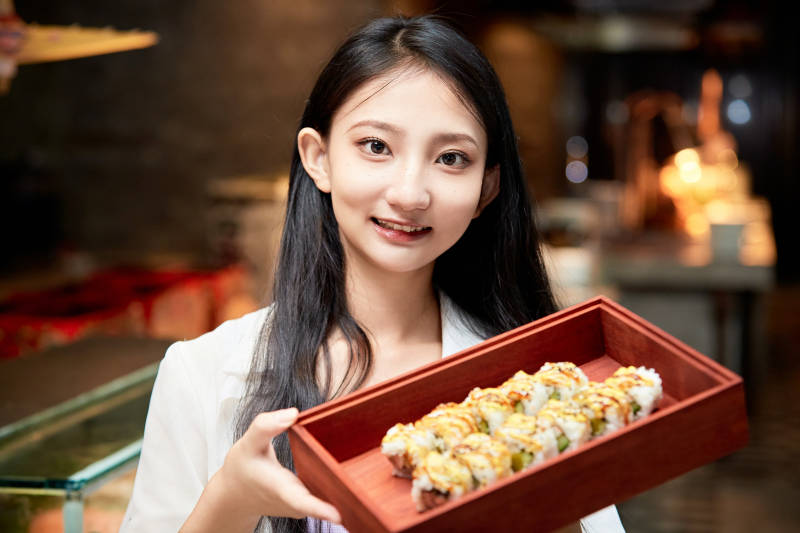 在星级酒店自助餐厅用餐的可爱中国少女图片