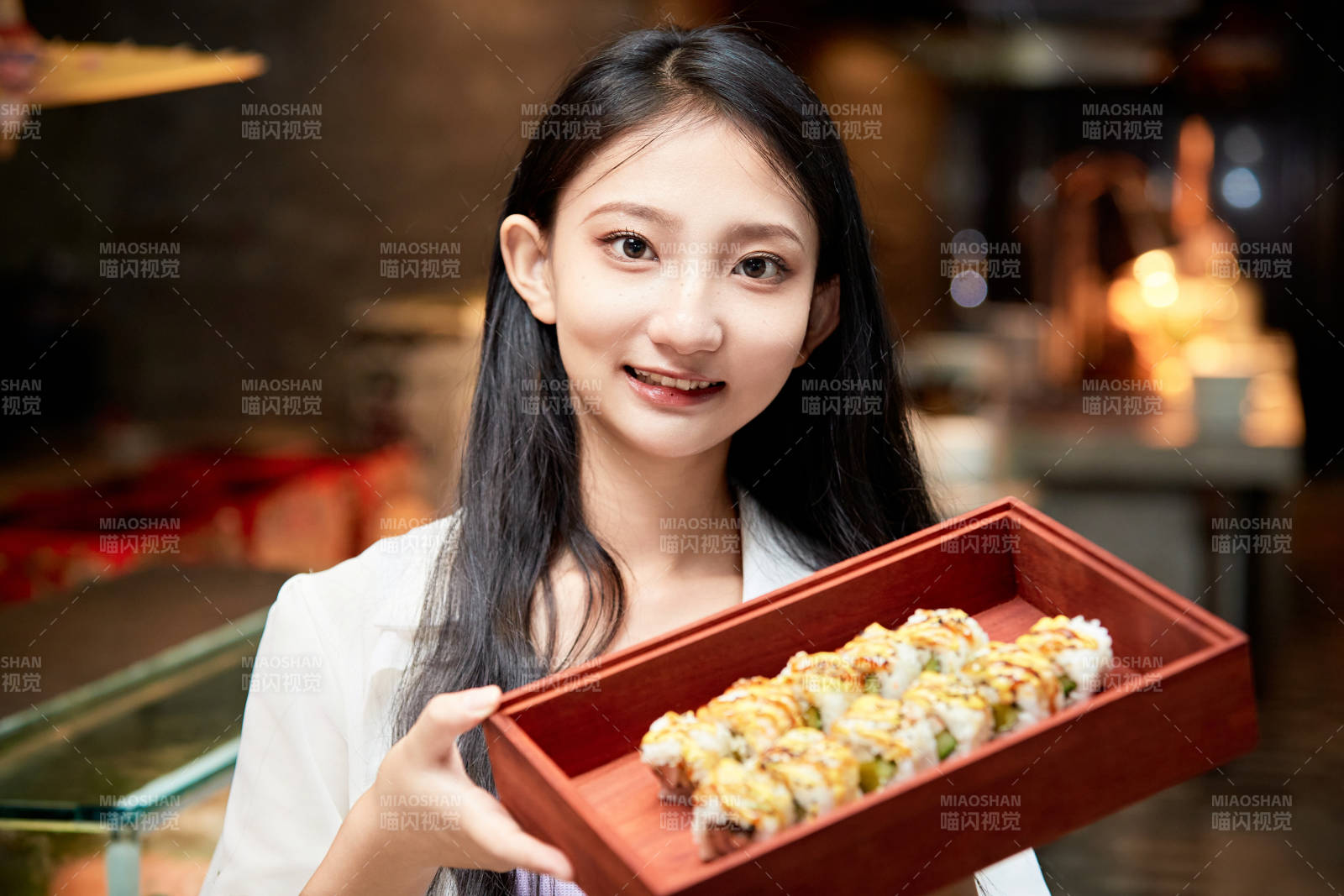 在星级酒店自助餐厅用餐的可爱中国少女图片