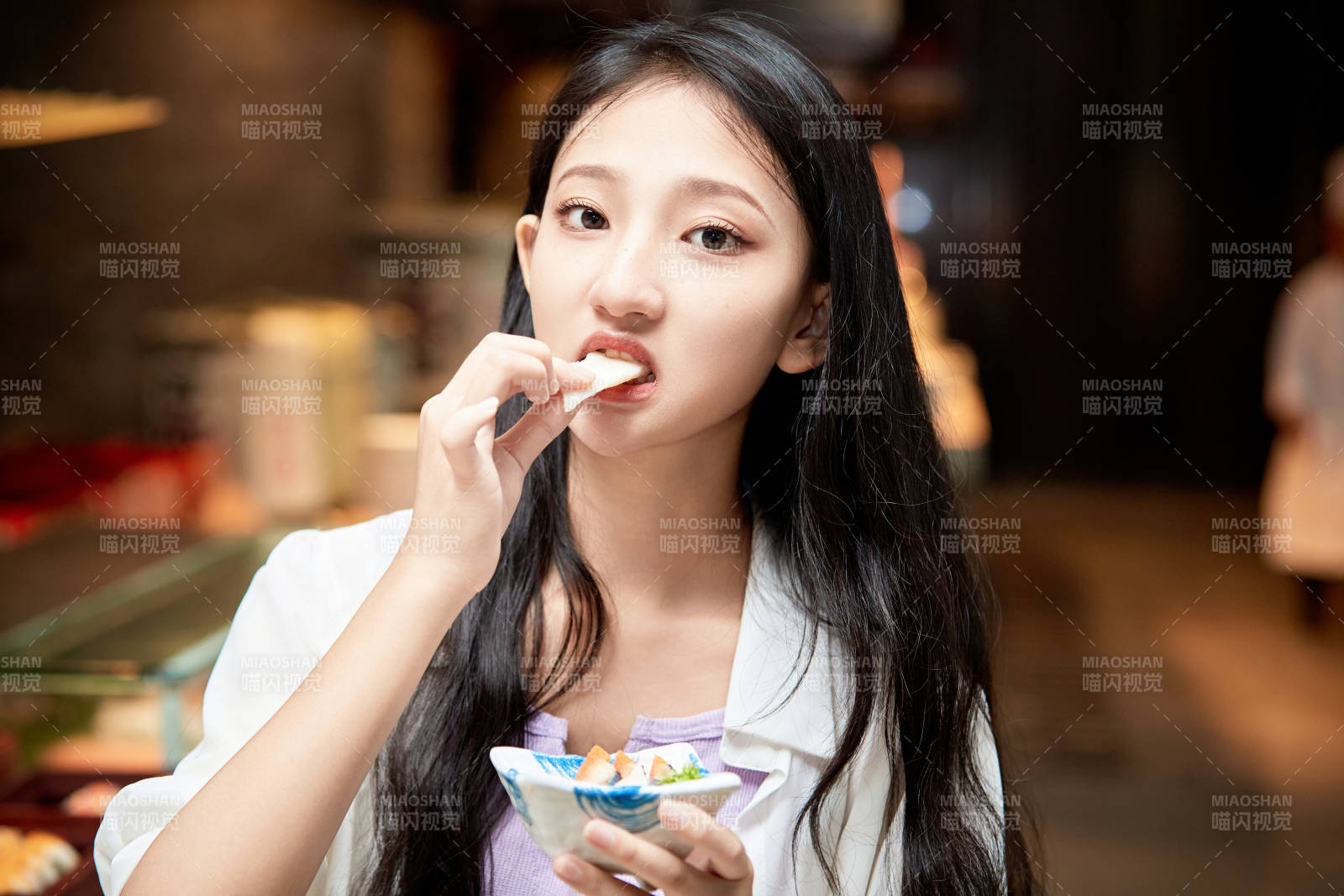在星级酒店自助餐厅用餐的可爱中国少女图片