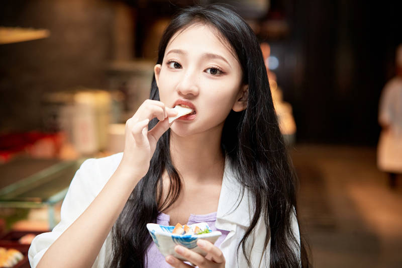 在星级酒店自助餐厅用餐的可爱中国少女图片