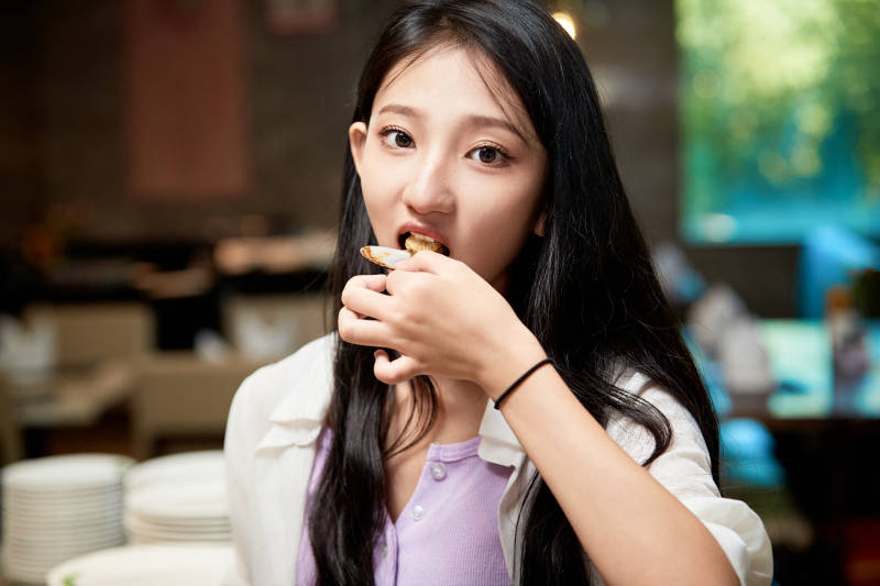 在星级酒店自助餐厅用餐的可爱中国少女图片