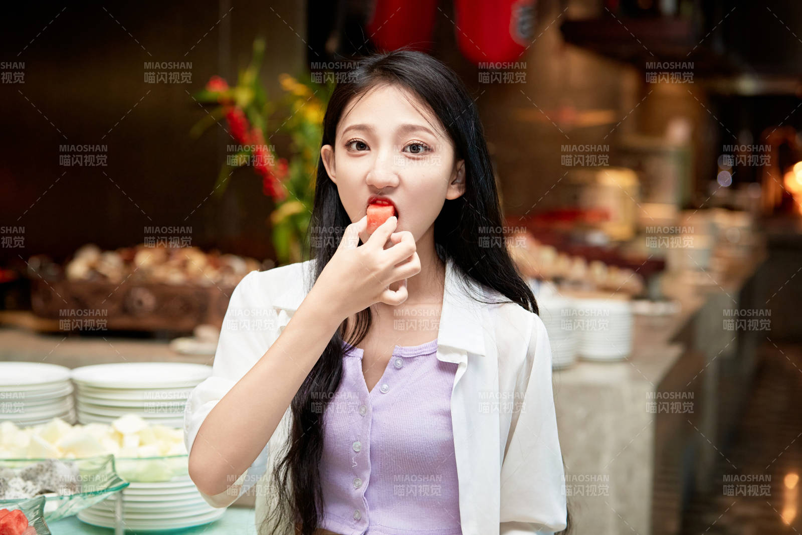 在星级酒店自助餐厅用餐的可爱中国少女图片