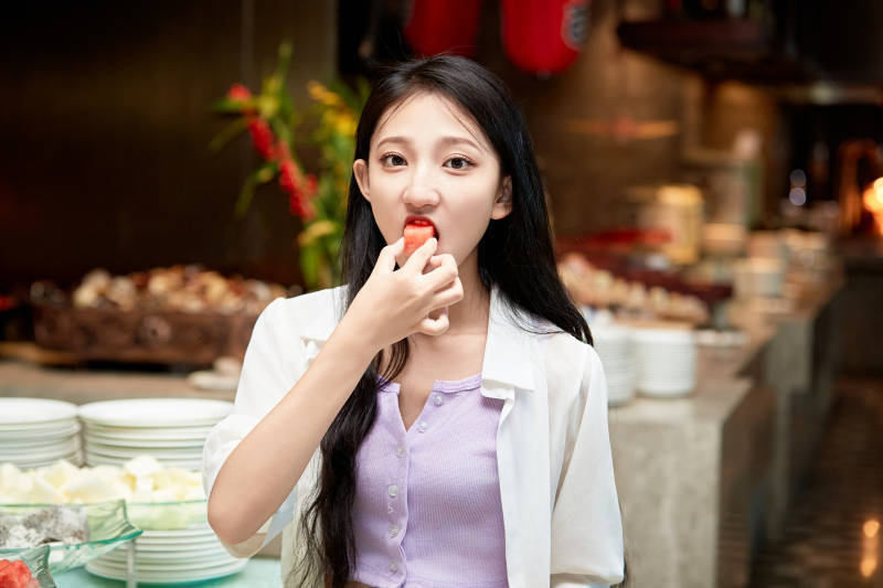 在星级酒店自助餐厅用餐的可爱中国少女图片