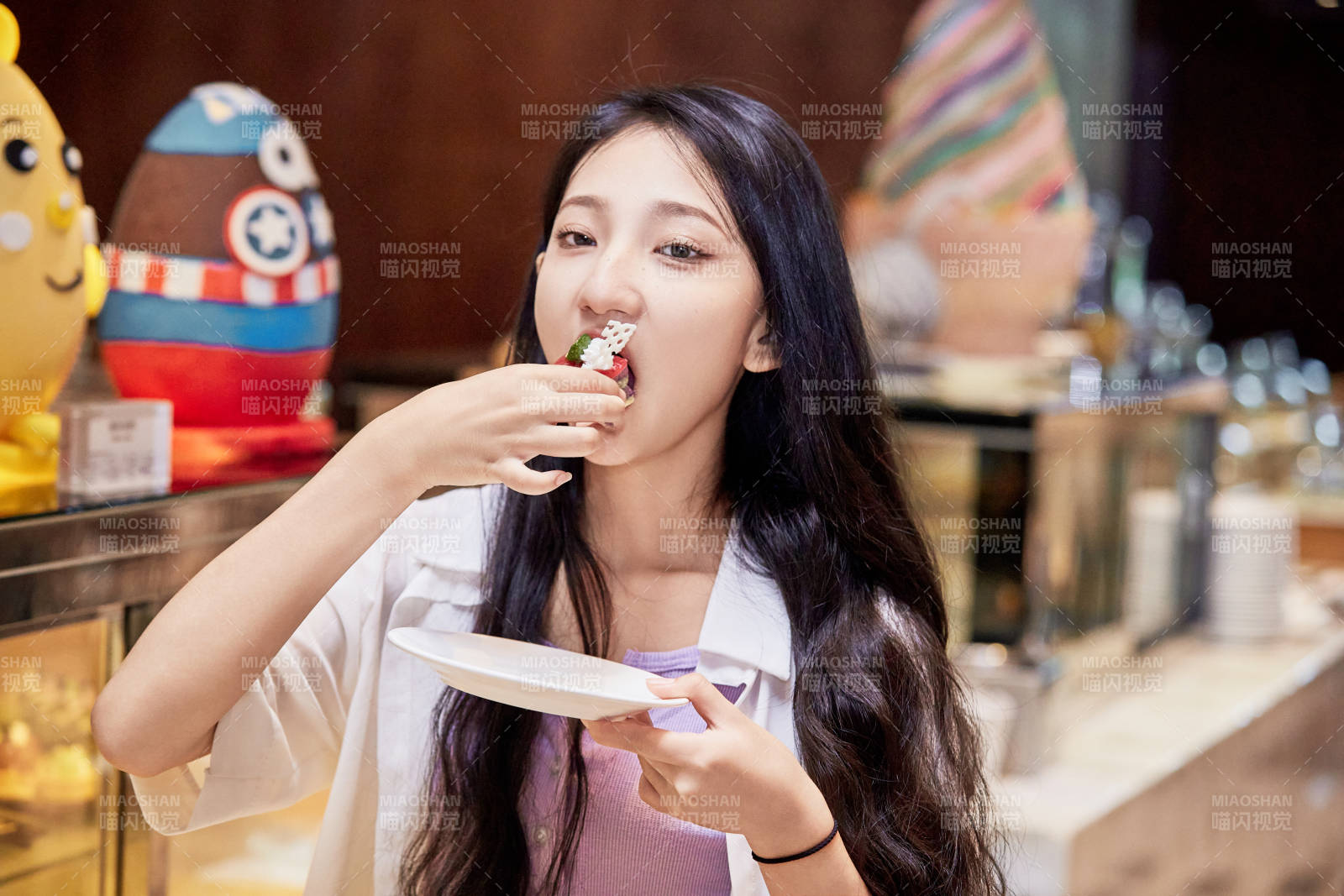 在星级酒店自助餐厅用餐的可爱中国少女图片