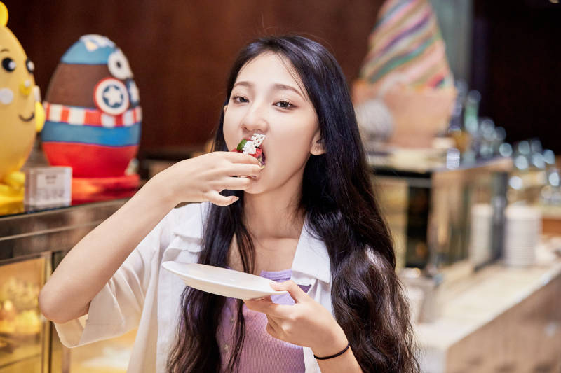 在星级酒店自助餐厅用餐的可爱中国少女图片