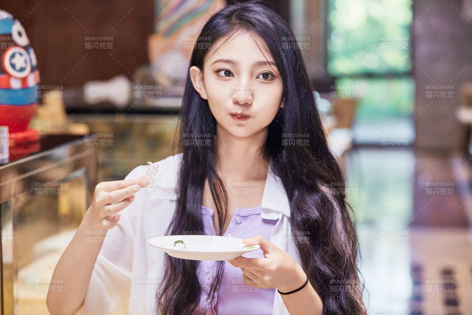 在星级酒店自助餐厅用餐的可爱中国少女图片