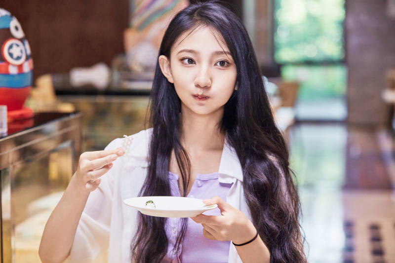 在星级酒店自助餐厅用餐的可爱中国少女图片