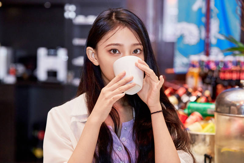 在星级酒店自助餐厅用餐的可爱中国少女图片