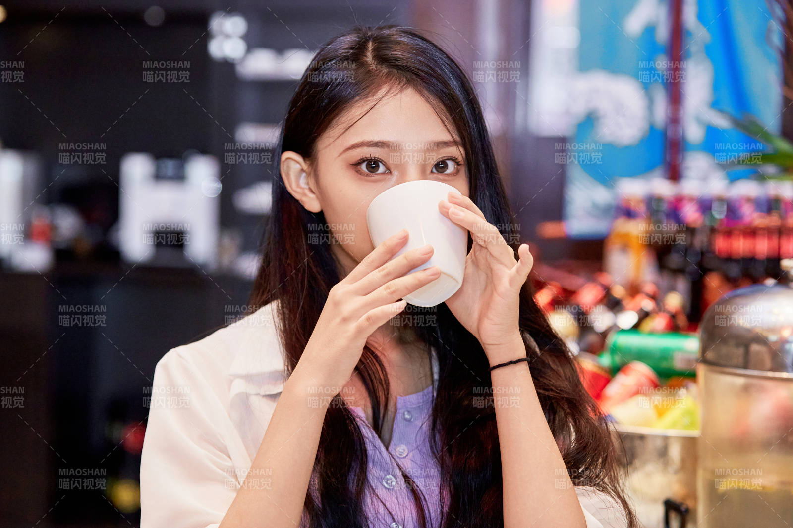 在星级酒店自助餐厅用餐的可爱中国少女图片