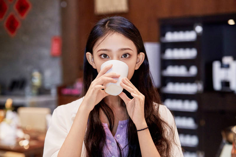 在星级酒店自助餐厅用餐的可爱中国少女图片