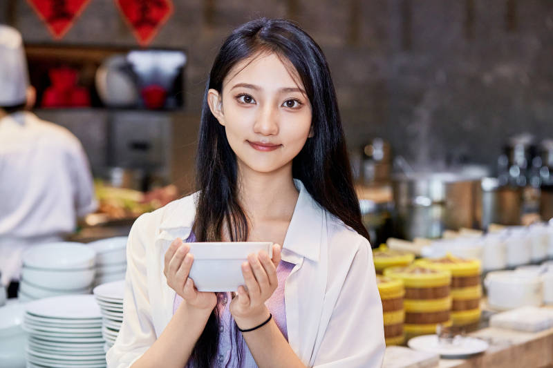在星级酒店自助餐厅用餐的可爱中国少女图片