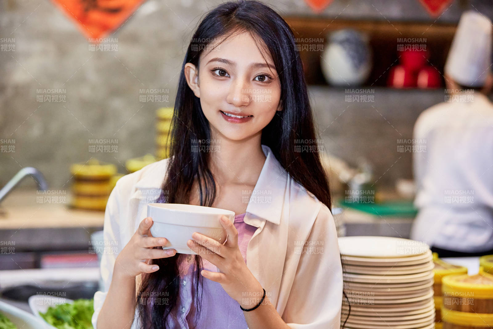 在星级酒店自助餐厅用餐的可爱中国少女图片