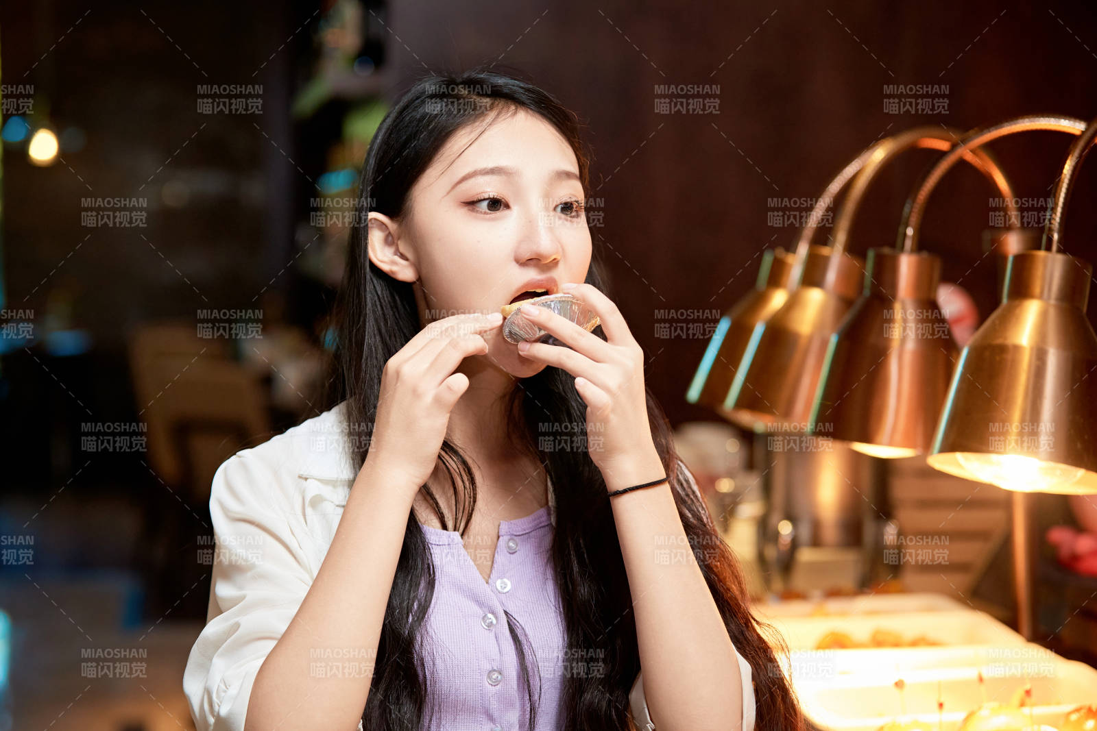 在星级酒店自助餐厅用餐的可爱中国少女图片