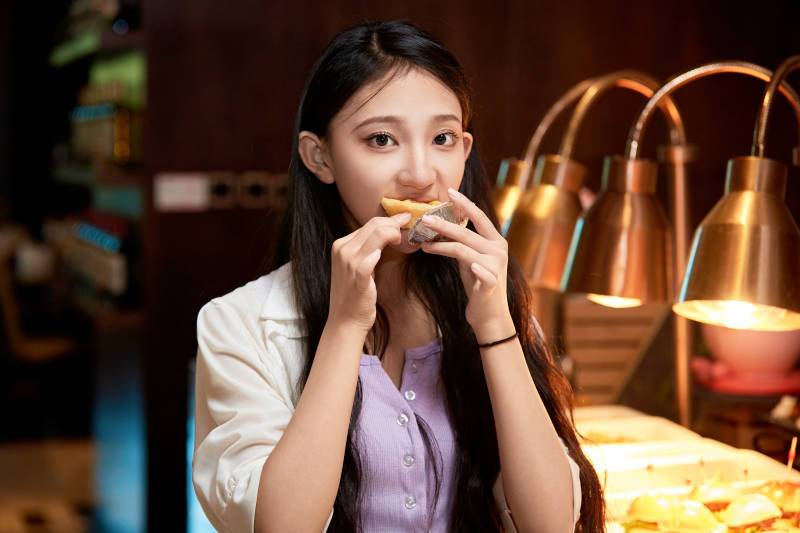 在星级酒店自助餐厅用餐的可爱中国少女图片