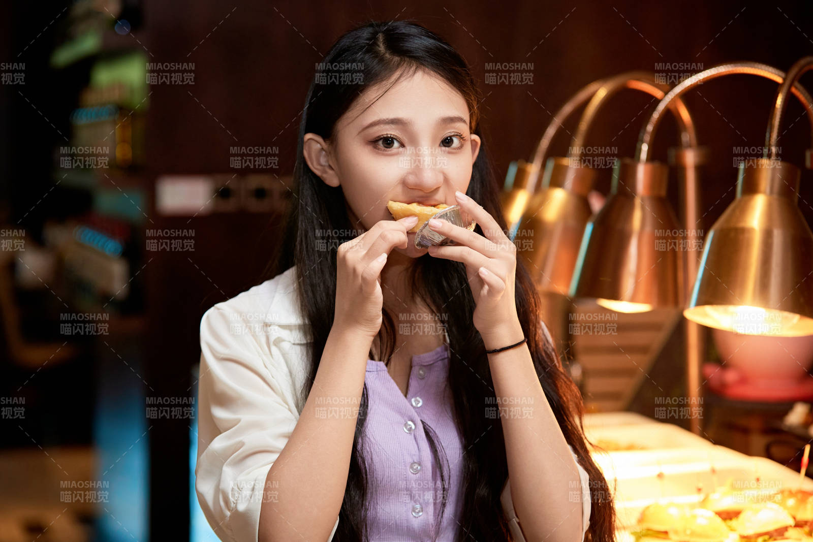 在星级酒店自助餐厅用餐的可爱中国少女图片