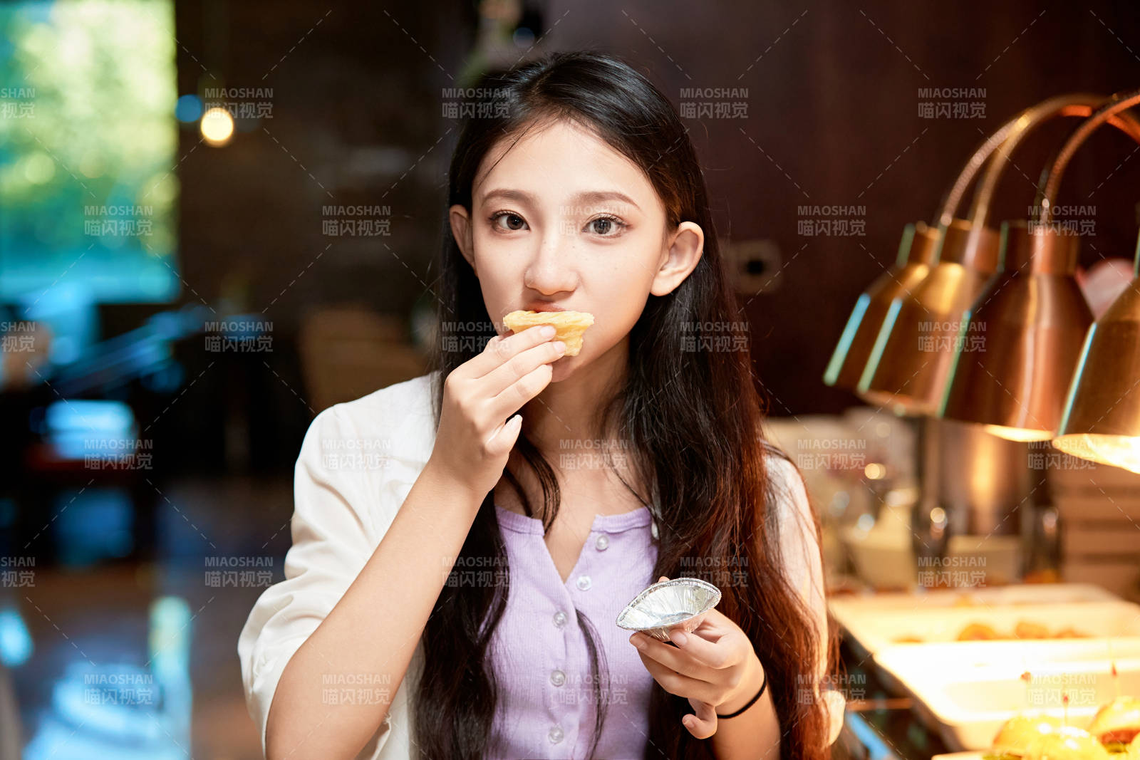 在星级酒店自助餐厅用餐的可爱中国少女图片