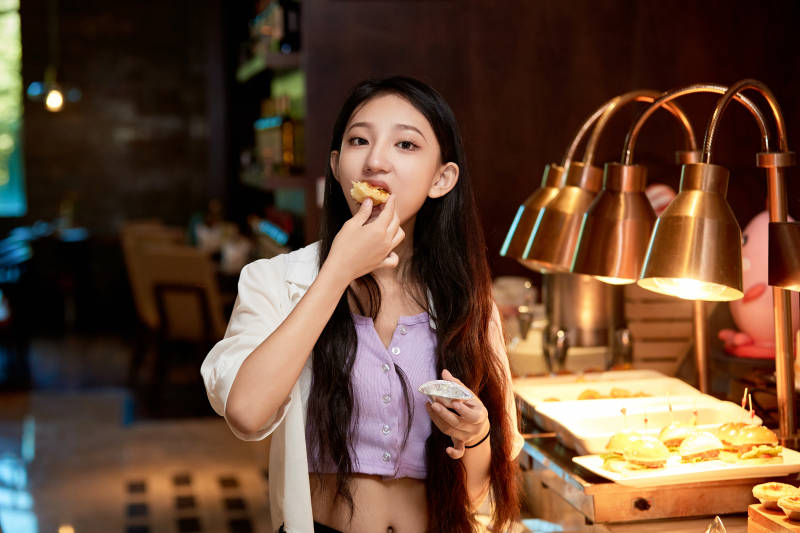 在星级酒店自助餐厅用餐的可爱中国少女图片