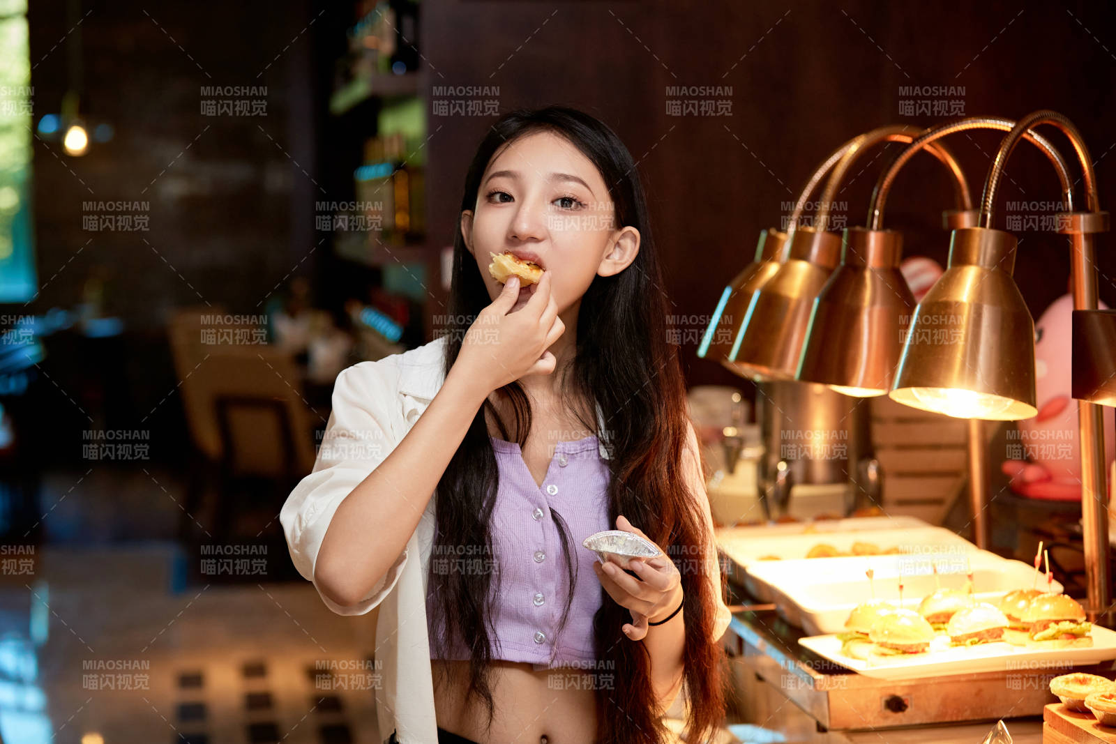 在星级酒店自助餐厅用餐的可爱中国少女图片