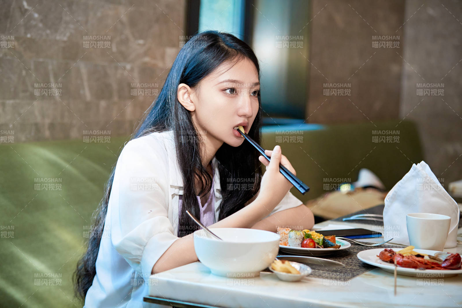 在星级酒店自助餐厅用餐的可爱中国少女图片