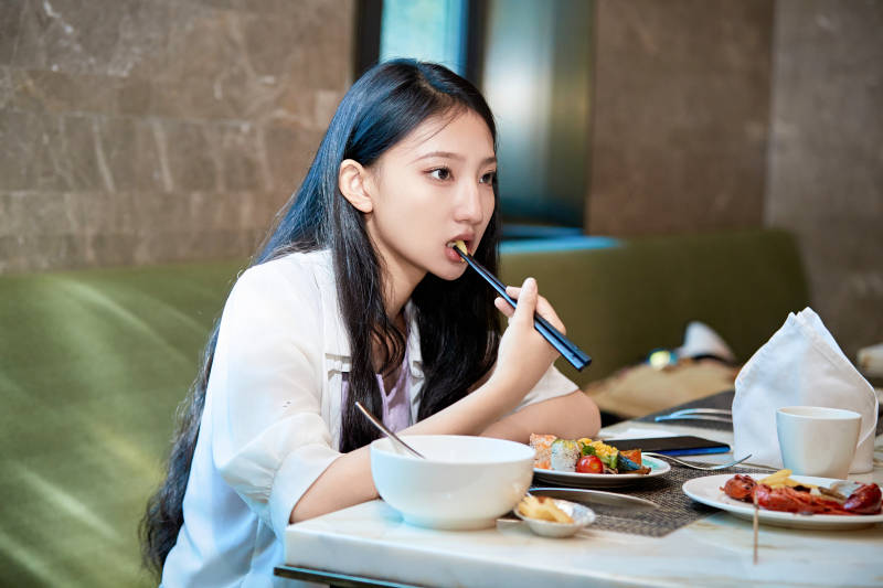 在星级酒店自助餐厅用餐的可爱中国少女图片