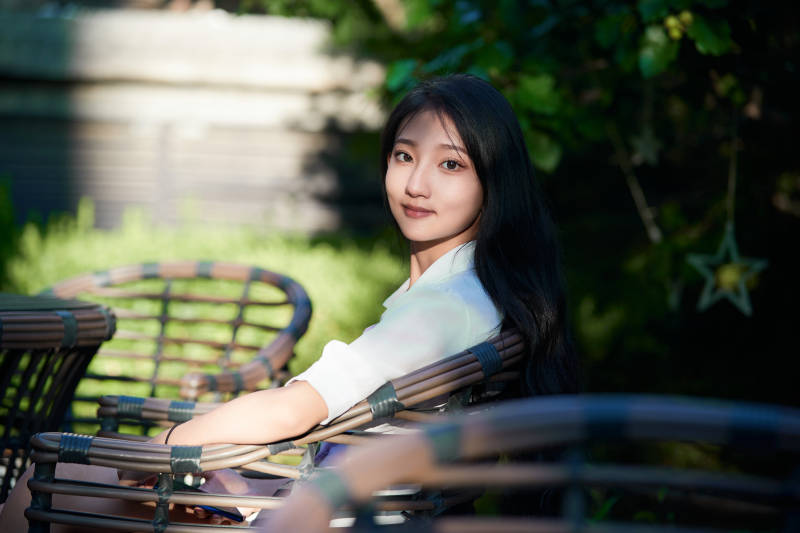 在星级酒店自助餐厅用餐的可爱中国少女图片