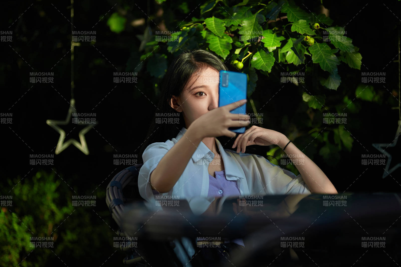 夕阳下在庭院休息拍照的亚洲少女图片