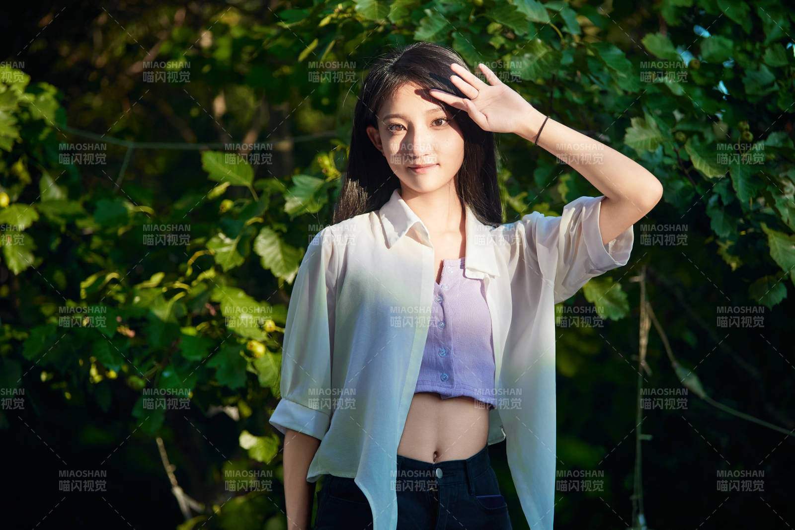 夕阳下在庭院休息拍照的亚洲少女图片