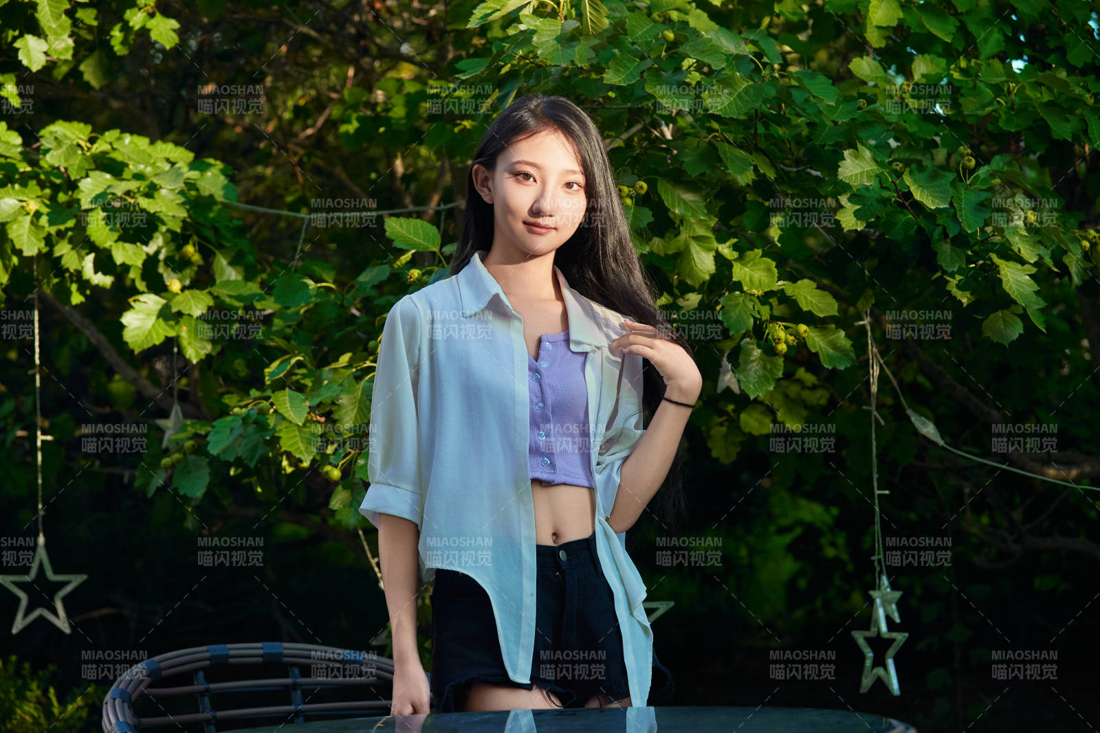 夕阳下在庭院休息拍照的亚洲少女图片