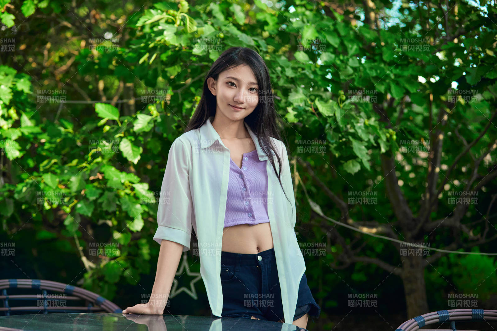 夕阳下在庭院休息拍照的亚洲少女图片