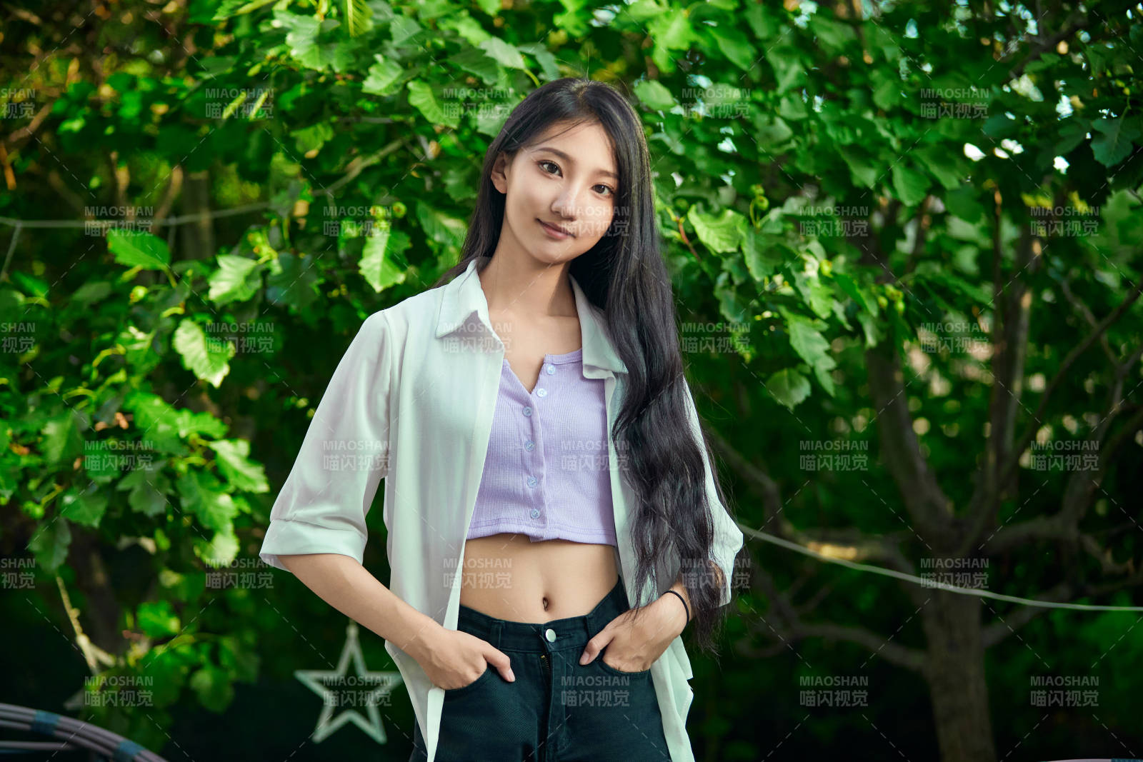 夕阳下在庭院休息拍照的亚洲少女图片