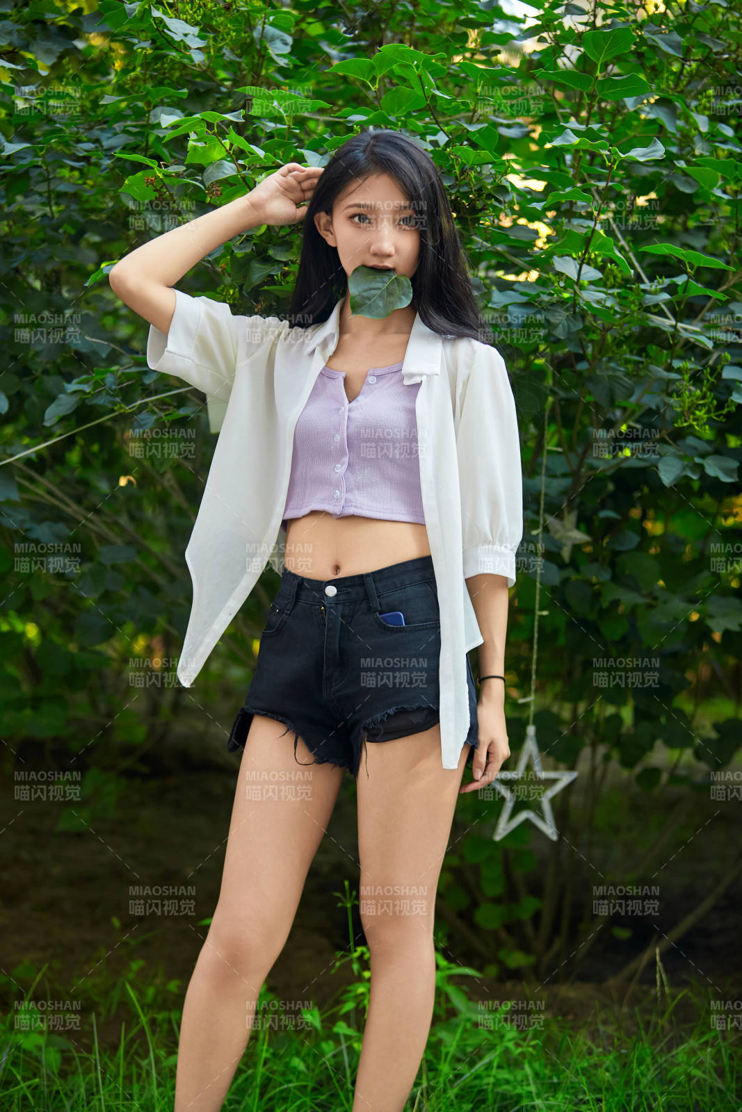 夕阳下在庭院休息拍照的亚洲少女图片