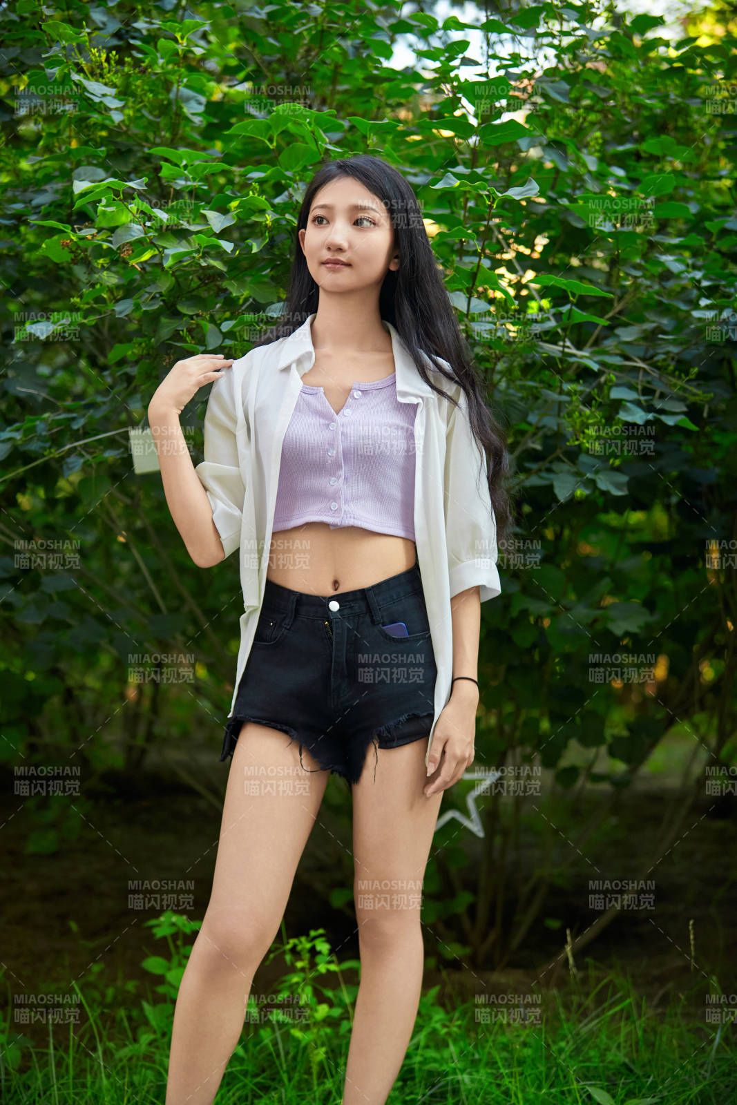 夕阳下在庭院休息拍照的亚洲少女图片