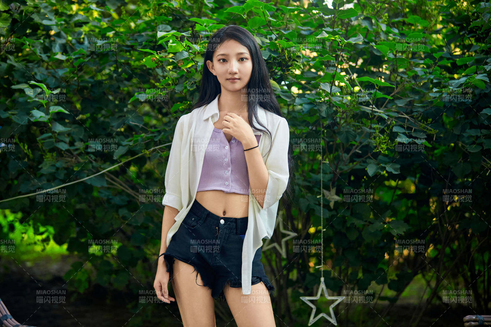 夕阳下在庭院休息拍照的亚洲少女图片