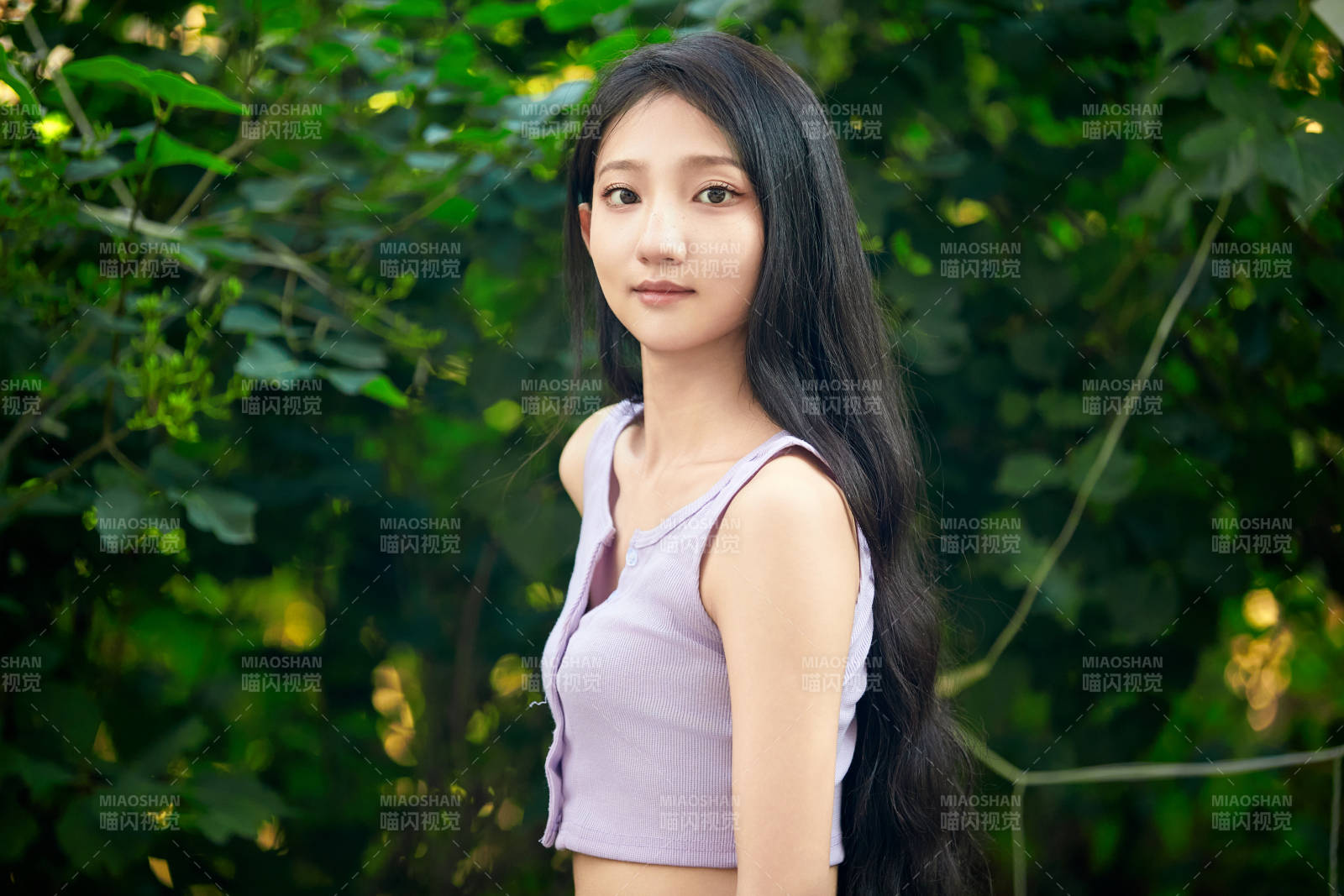 夕阳下在庭院休息拍照的亚洲少女图片