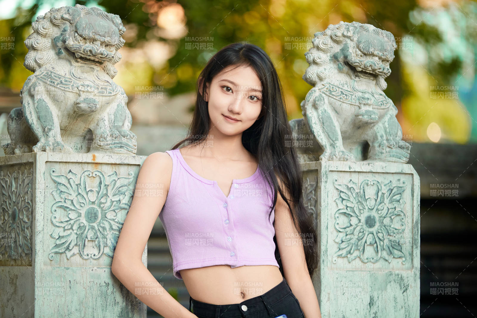 夕阳下在庭院休息拍照的亚洲少女图片