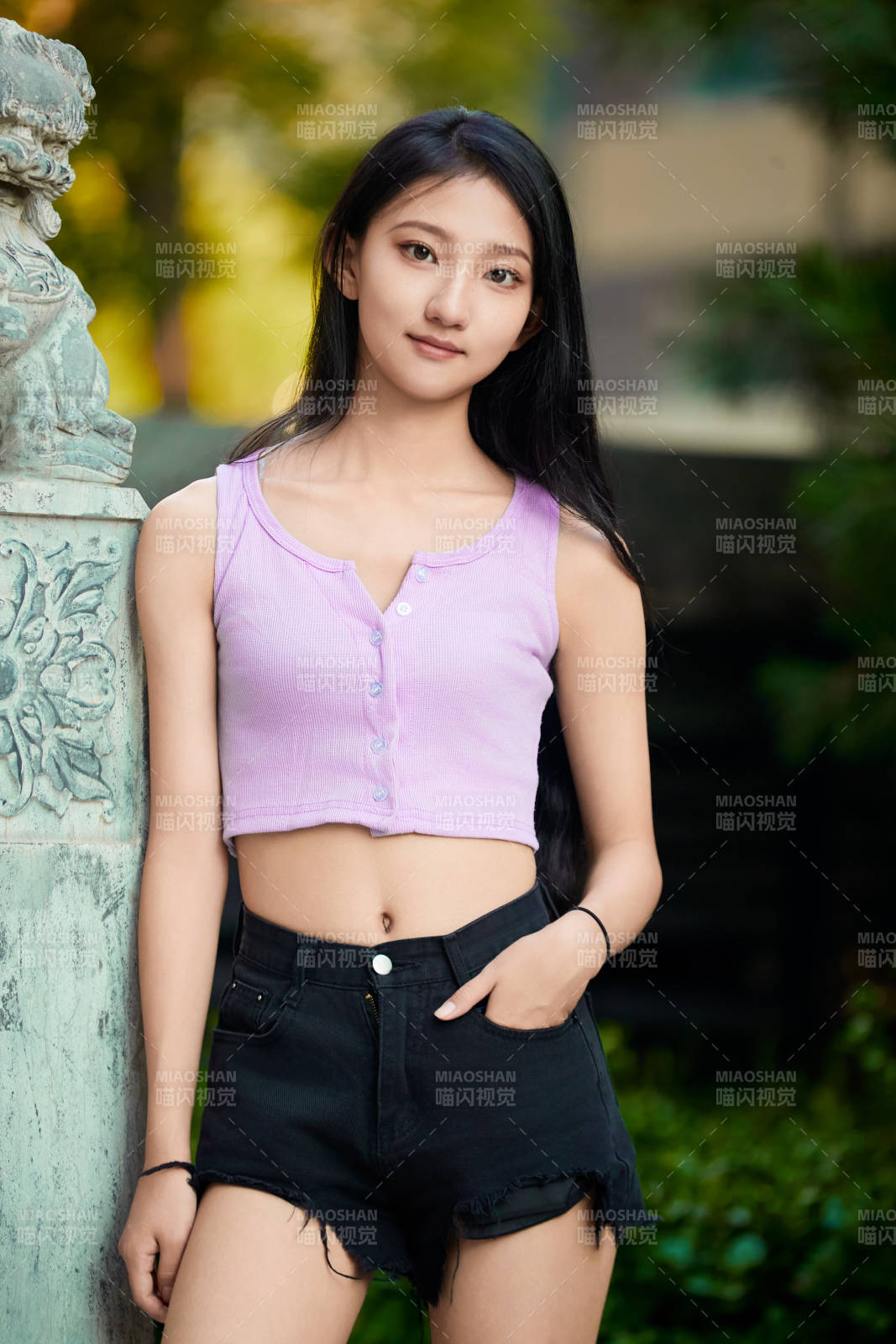 夕阳下在庭院休息拍照的亚洲少女图片