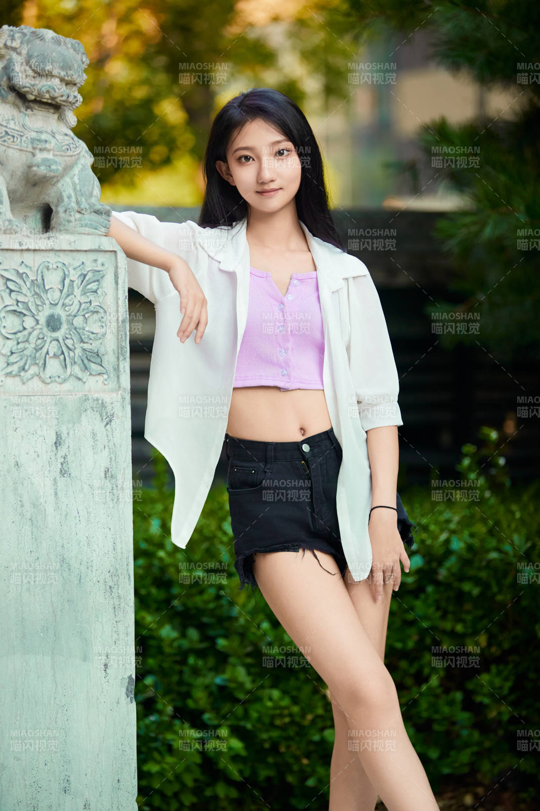 夕阳下在庭院休息拍照的亚洲少女图片