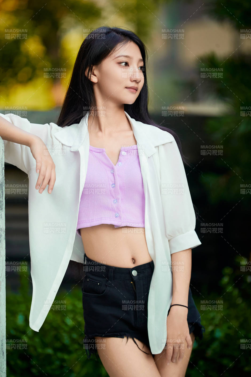 夕阳下在庭院休息拍照的亚洲少女图片